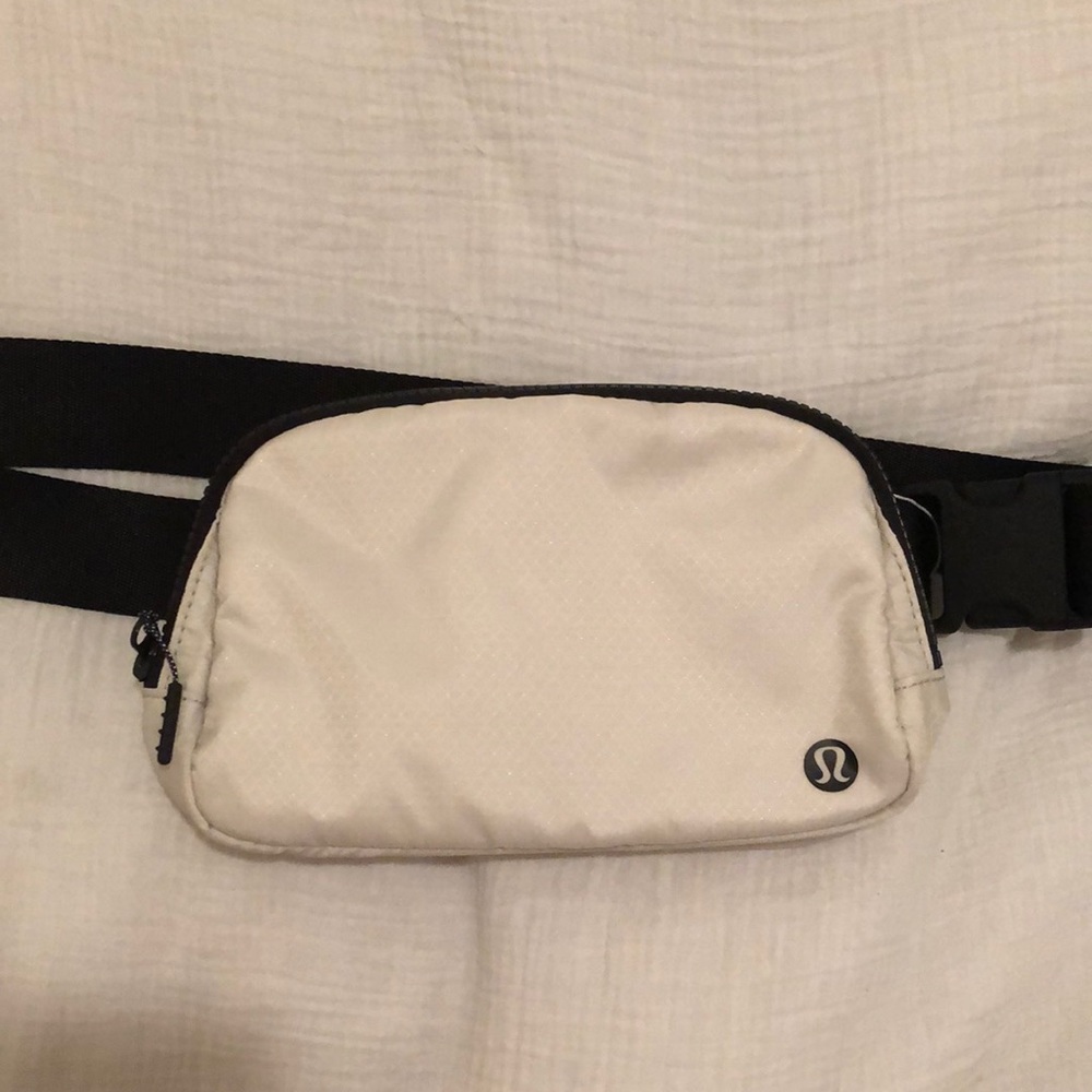 Lululemon Everywhere Belt Bag